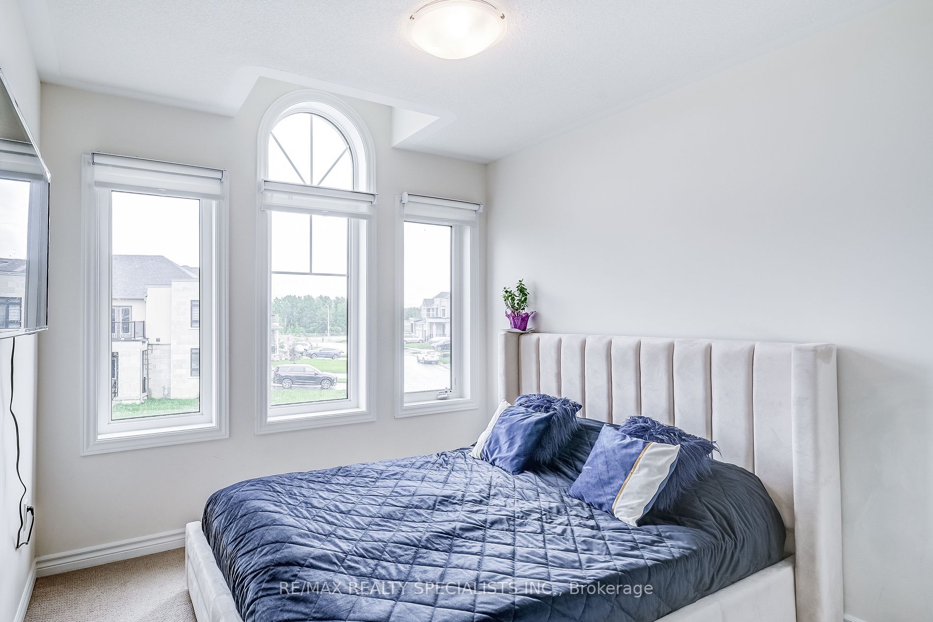 90 FERRAGINE Crescent