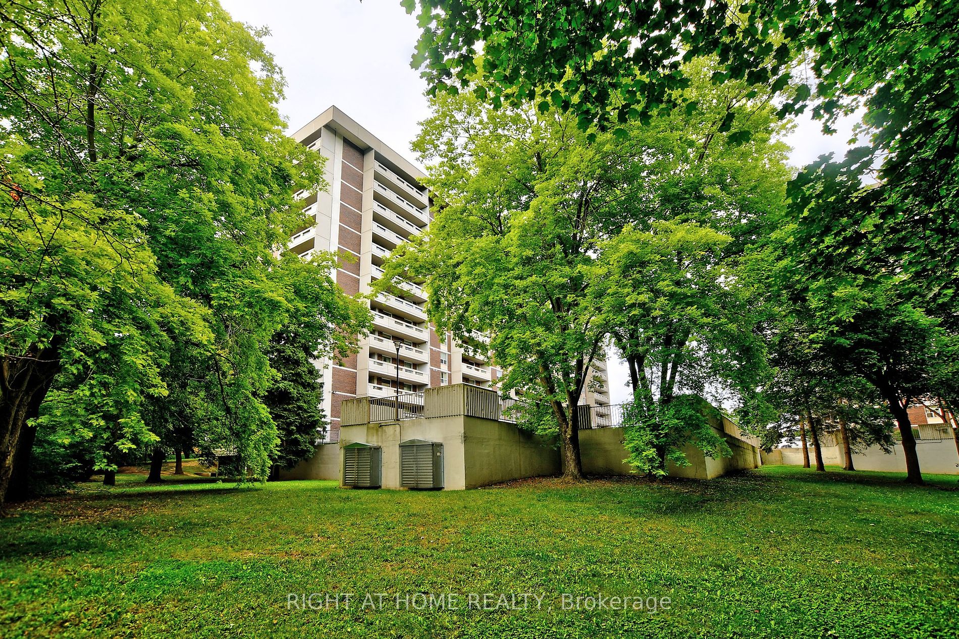 60 Inverlochy Blvd, #806