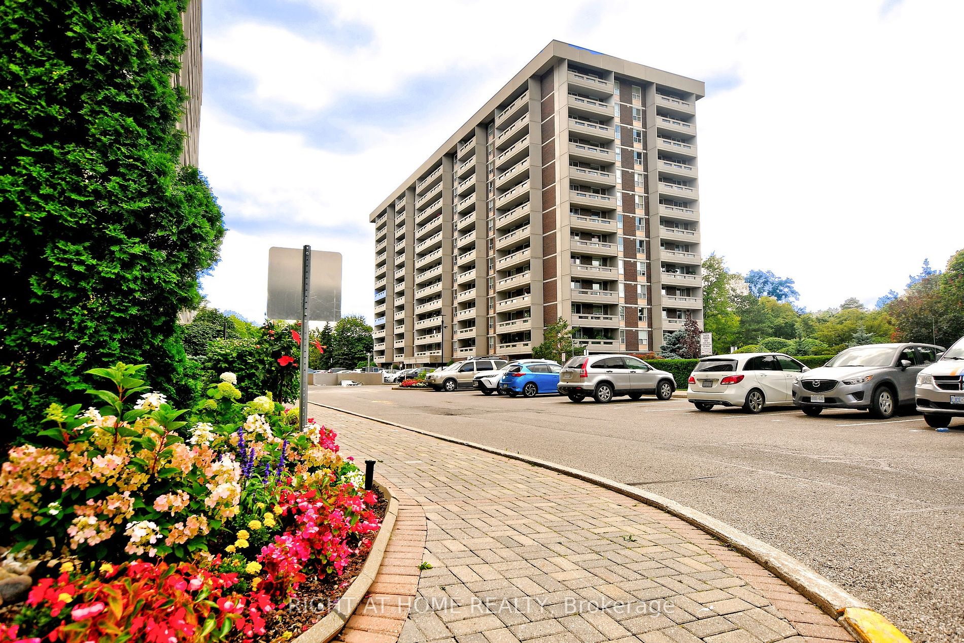 60 Inverlochy Blvd, #806