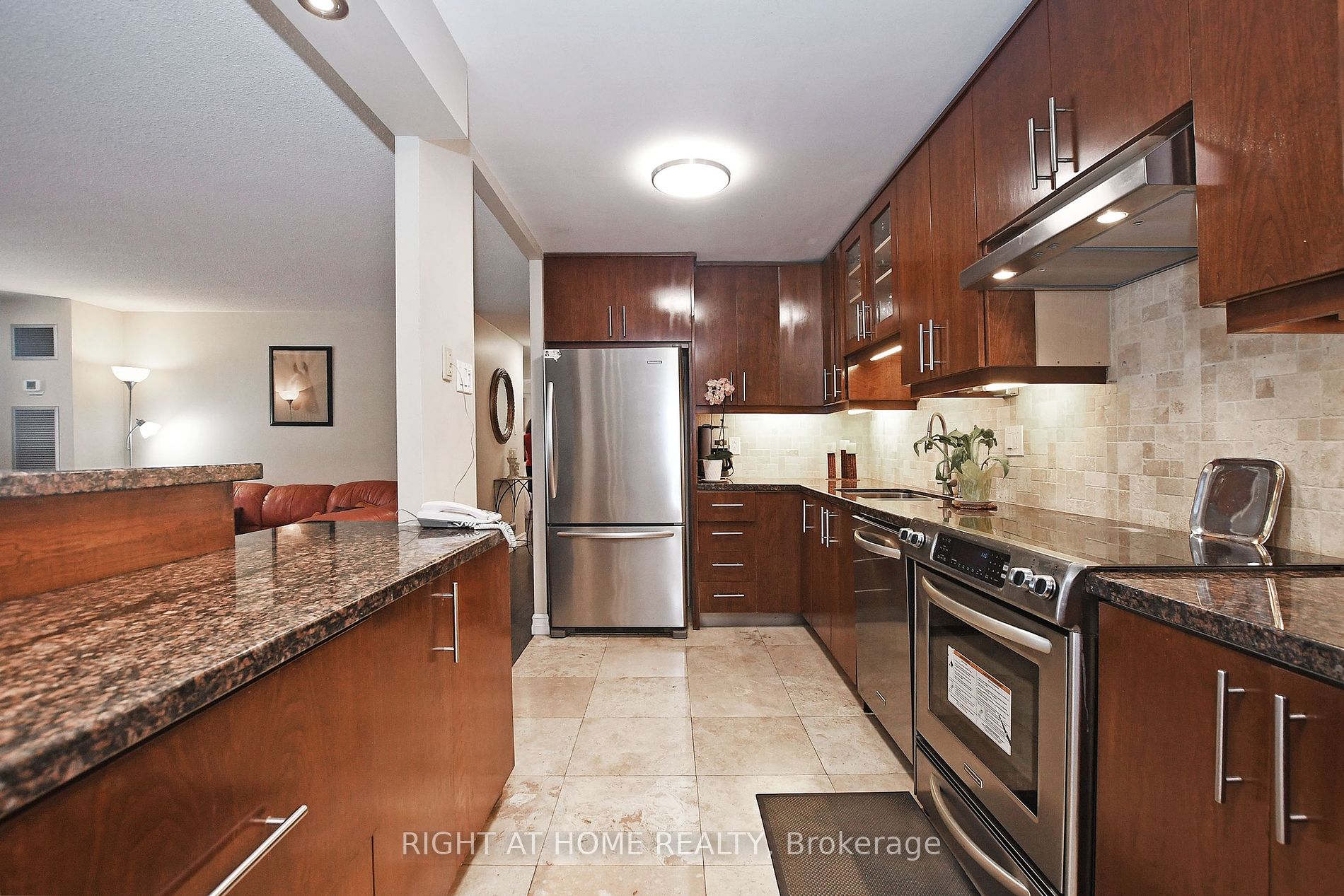 60 Inverlochy Blvd, #806