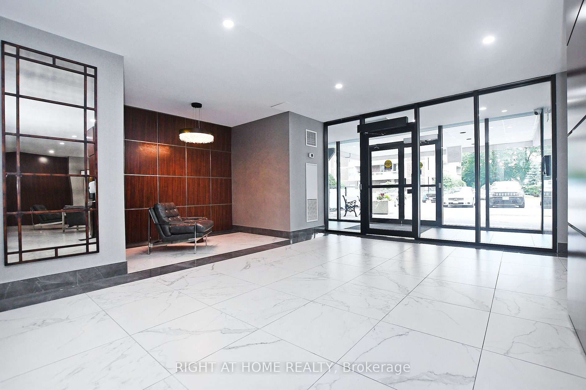 60 Inverlochy Blvd, #806
