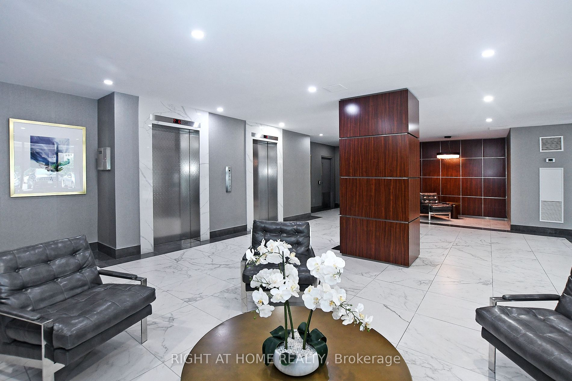 60 Inverlochy Blvd, #806