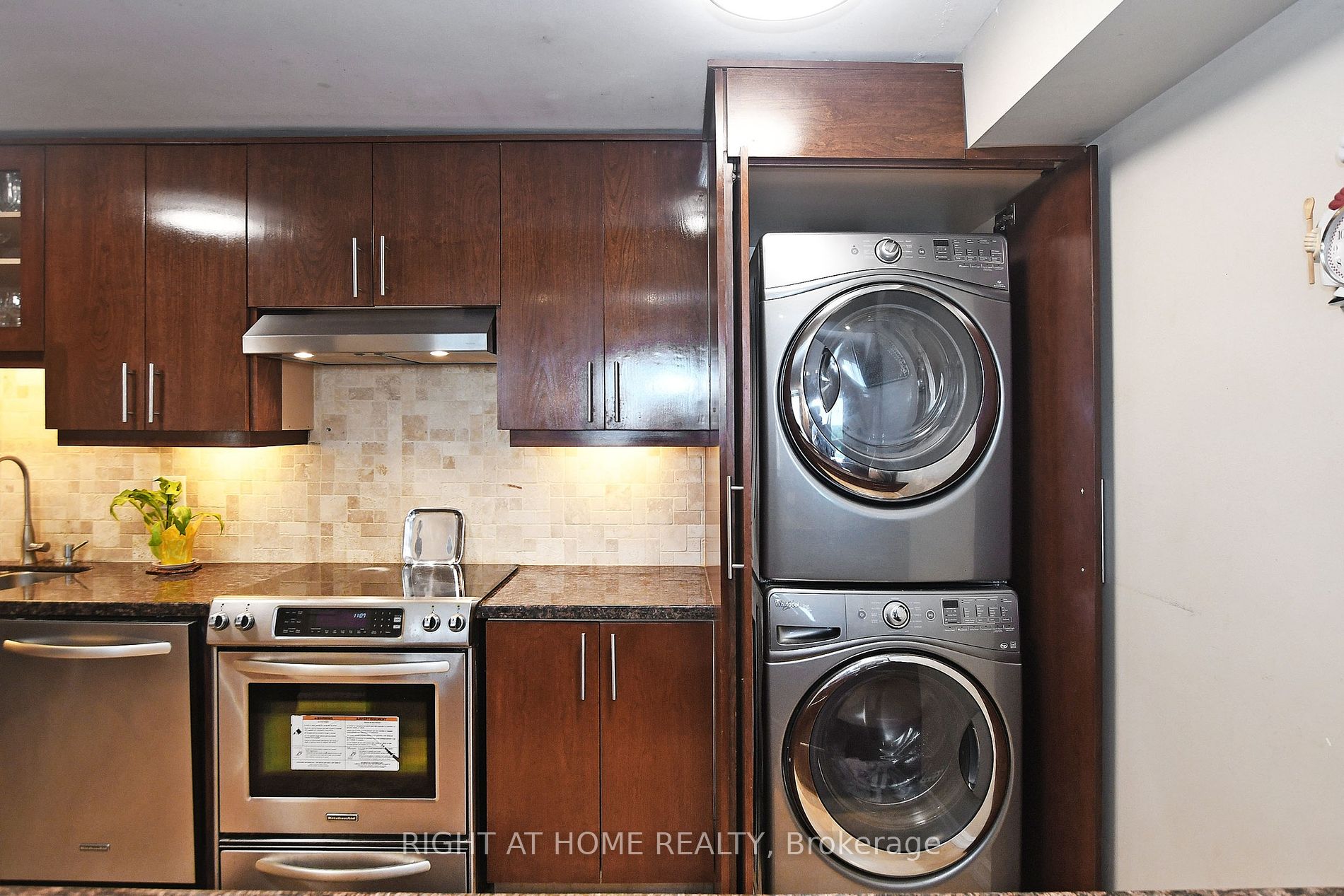 60 Inverlochy Blvd, #806