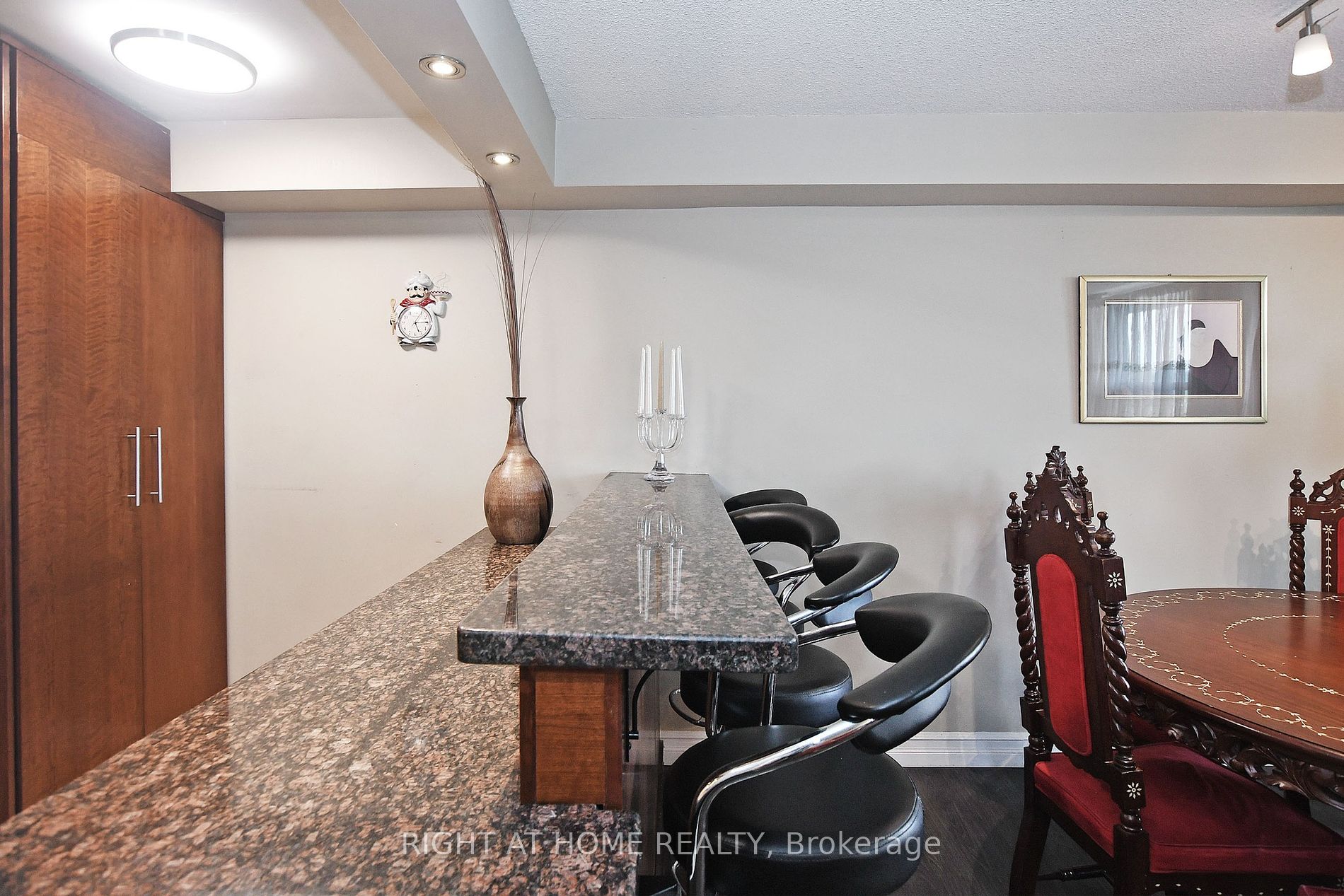 60 Inverlochy Blvd, #806