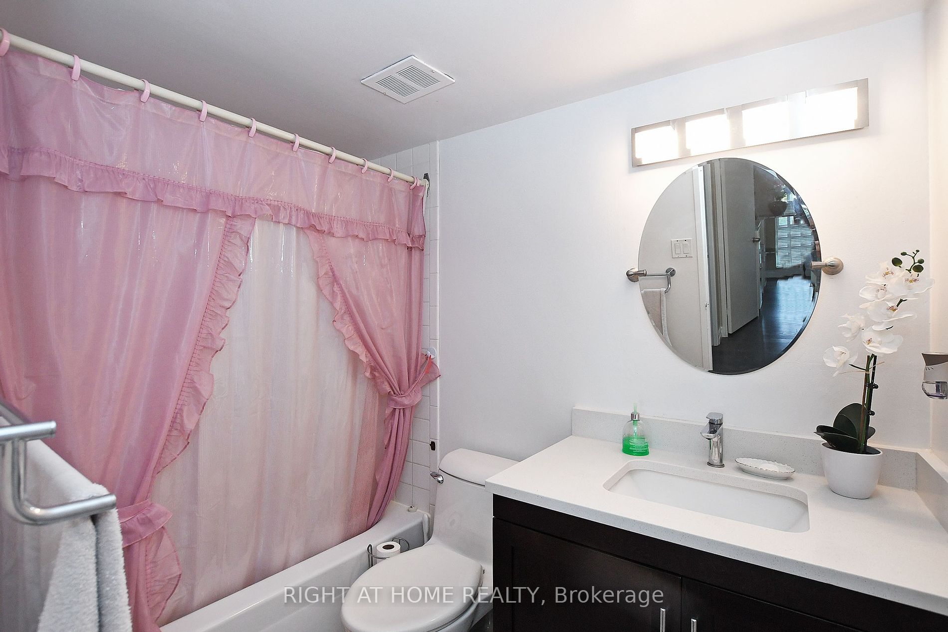 60 Inverlochy Blvd, #806