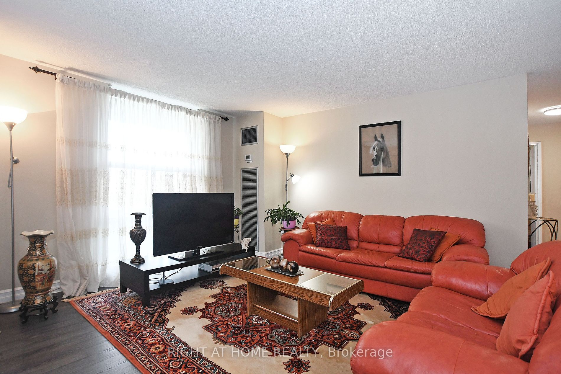 60 Inverlochy Blvd, #806