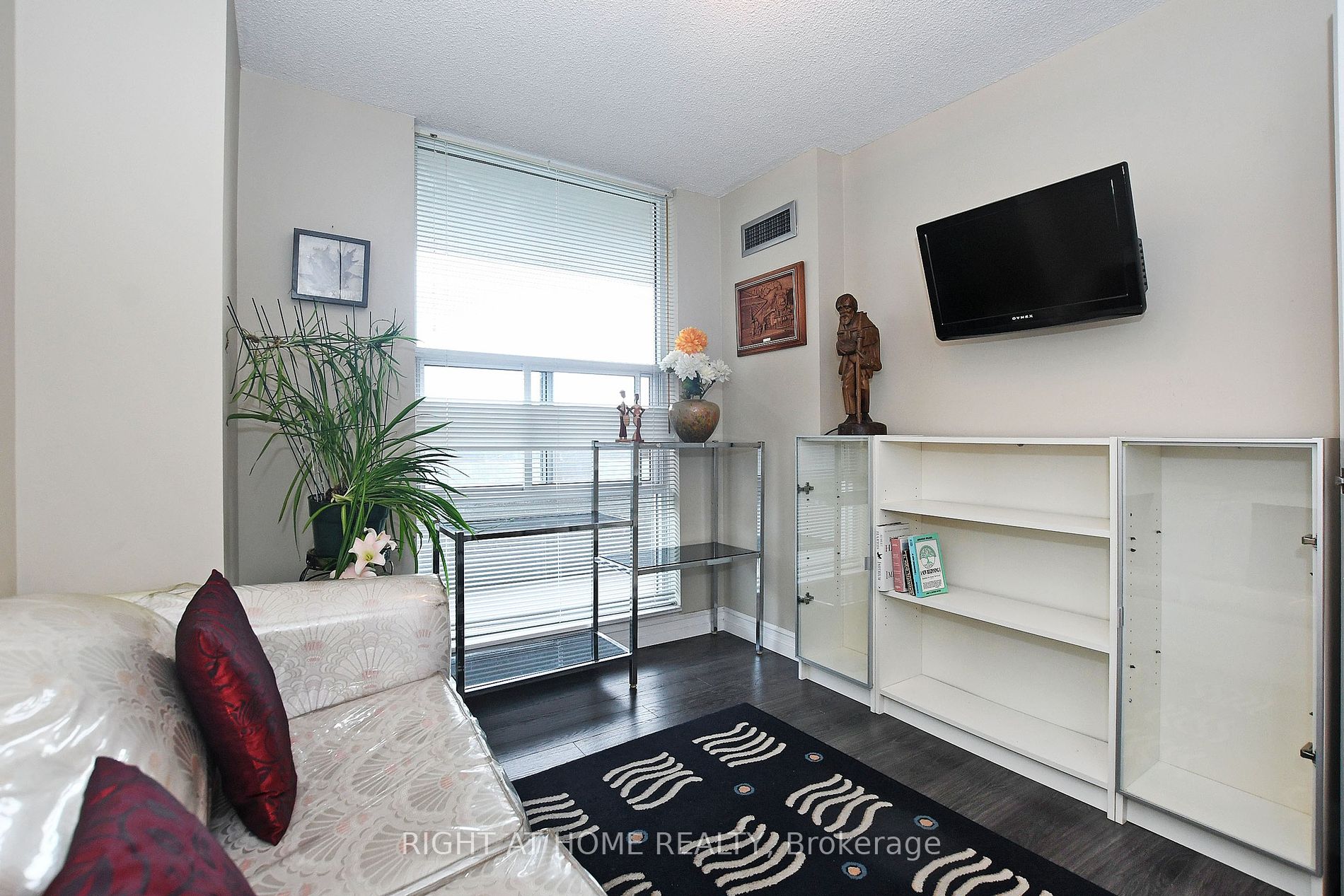60 Inverlochy Blvd, #806