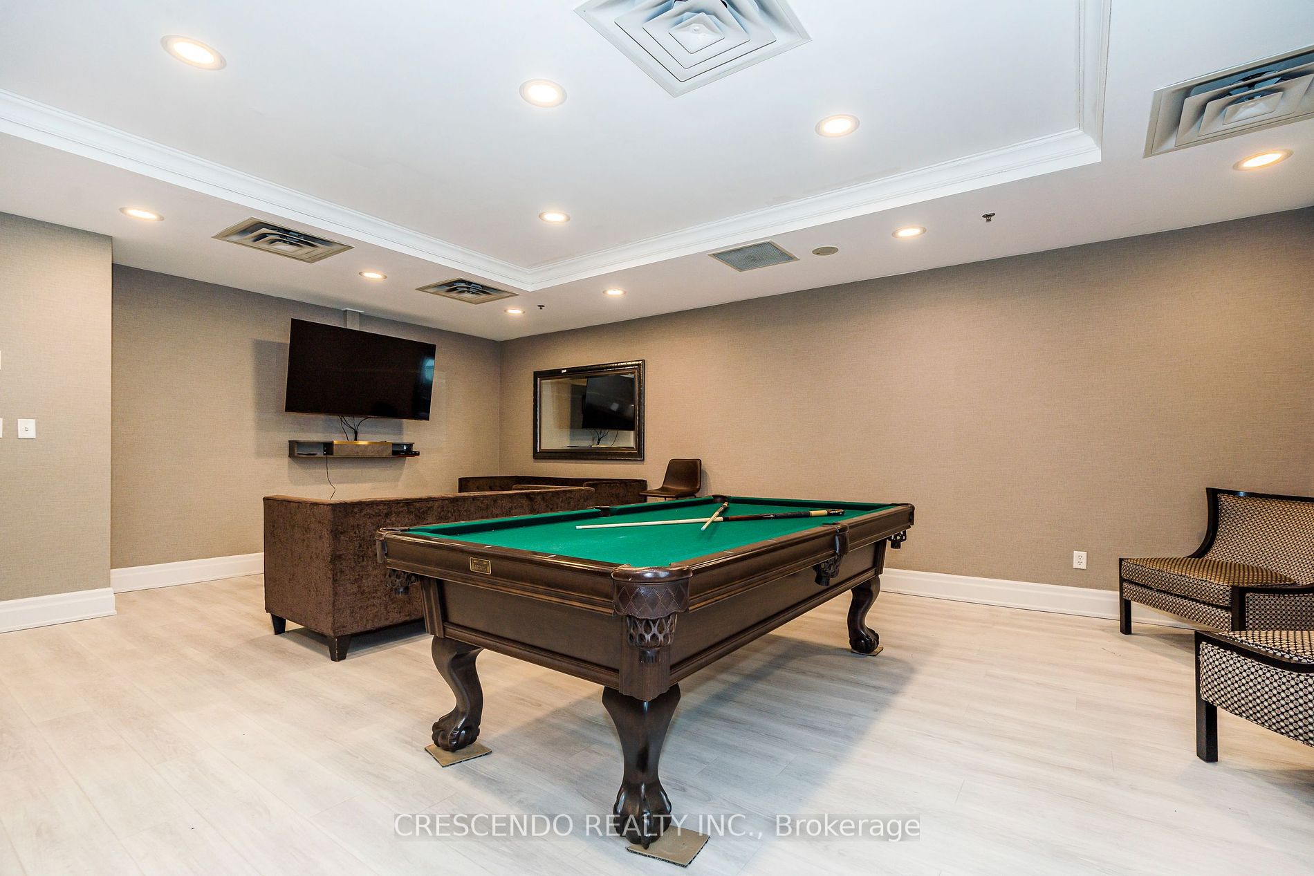 39 Oneida Cres, #813