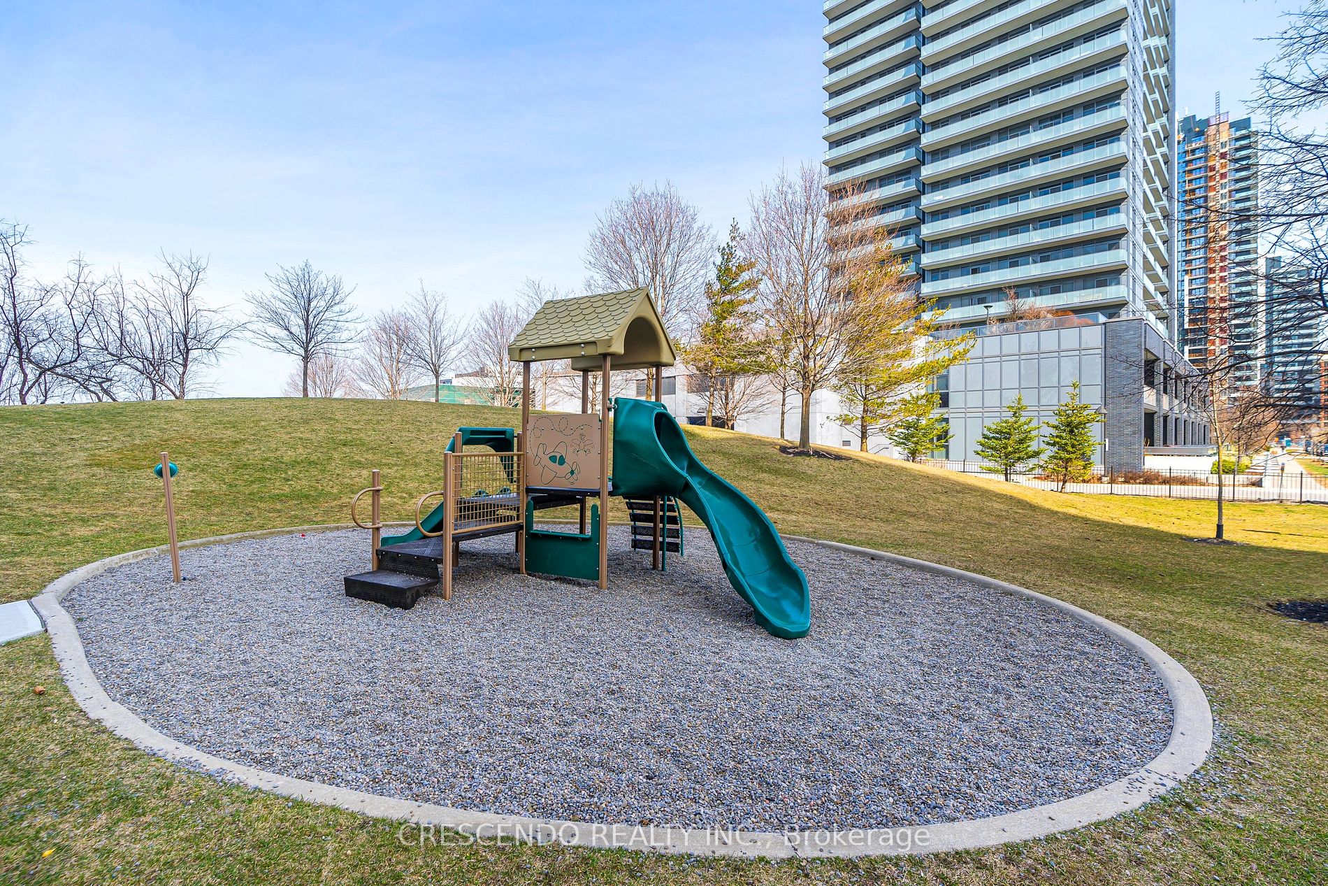 39 Oneida Cres, #813