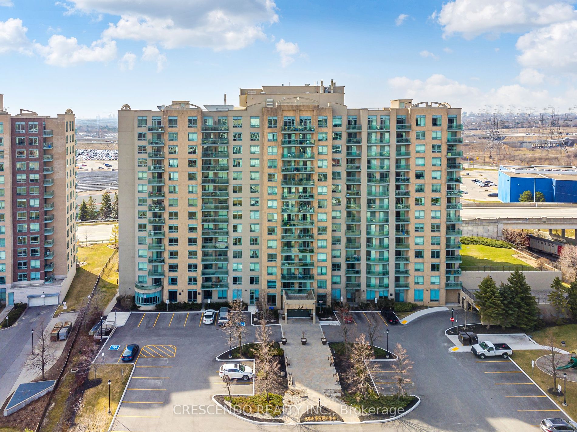 39 Oneida Cres, #813