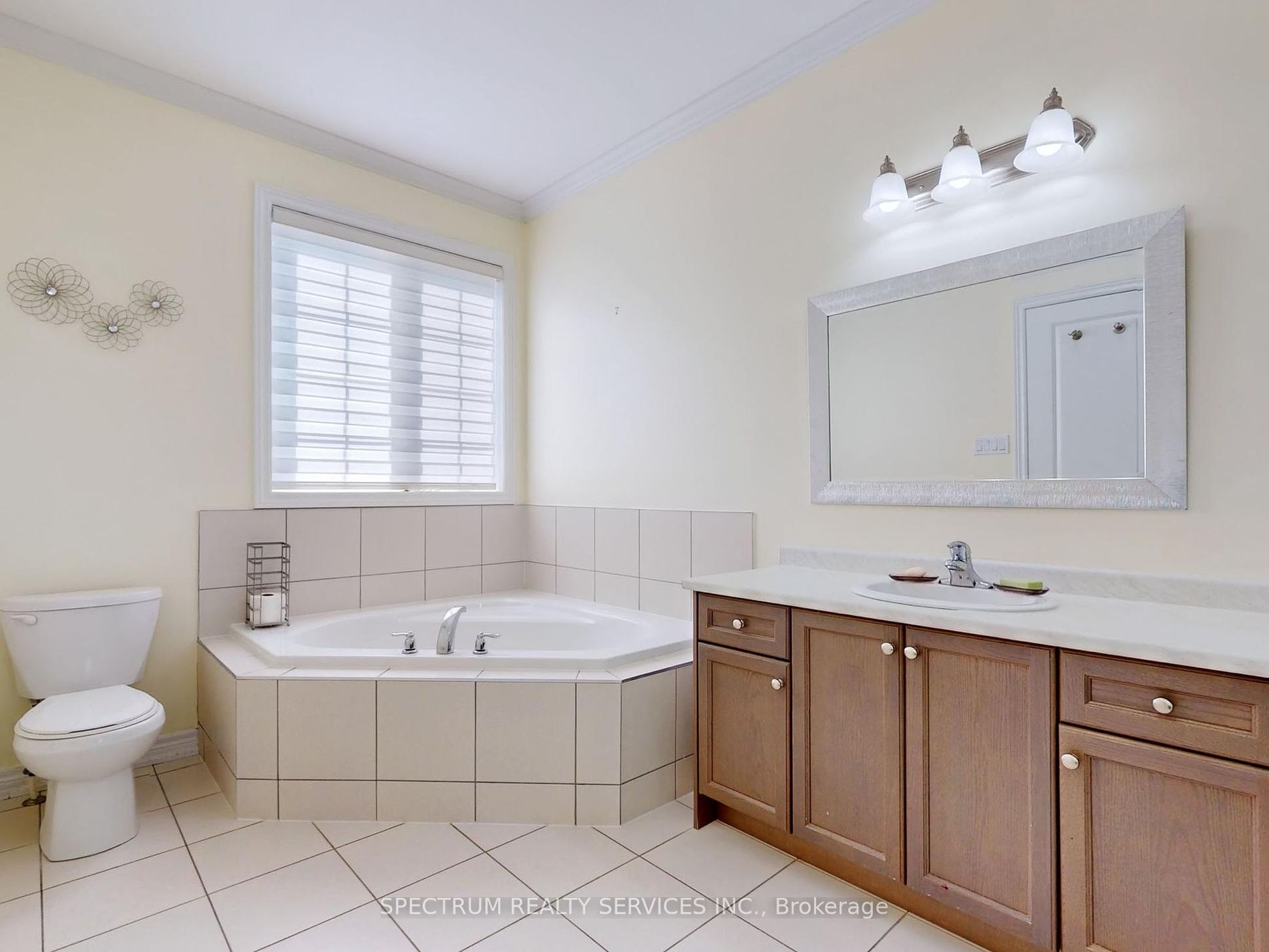 172 Pelee Ave
