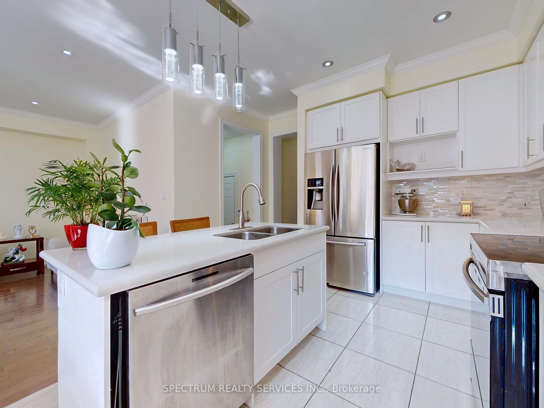 172 Pelee Ave