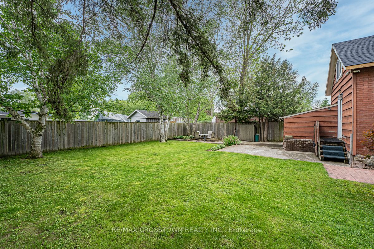 87 Wellington Street E