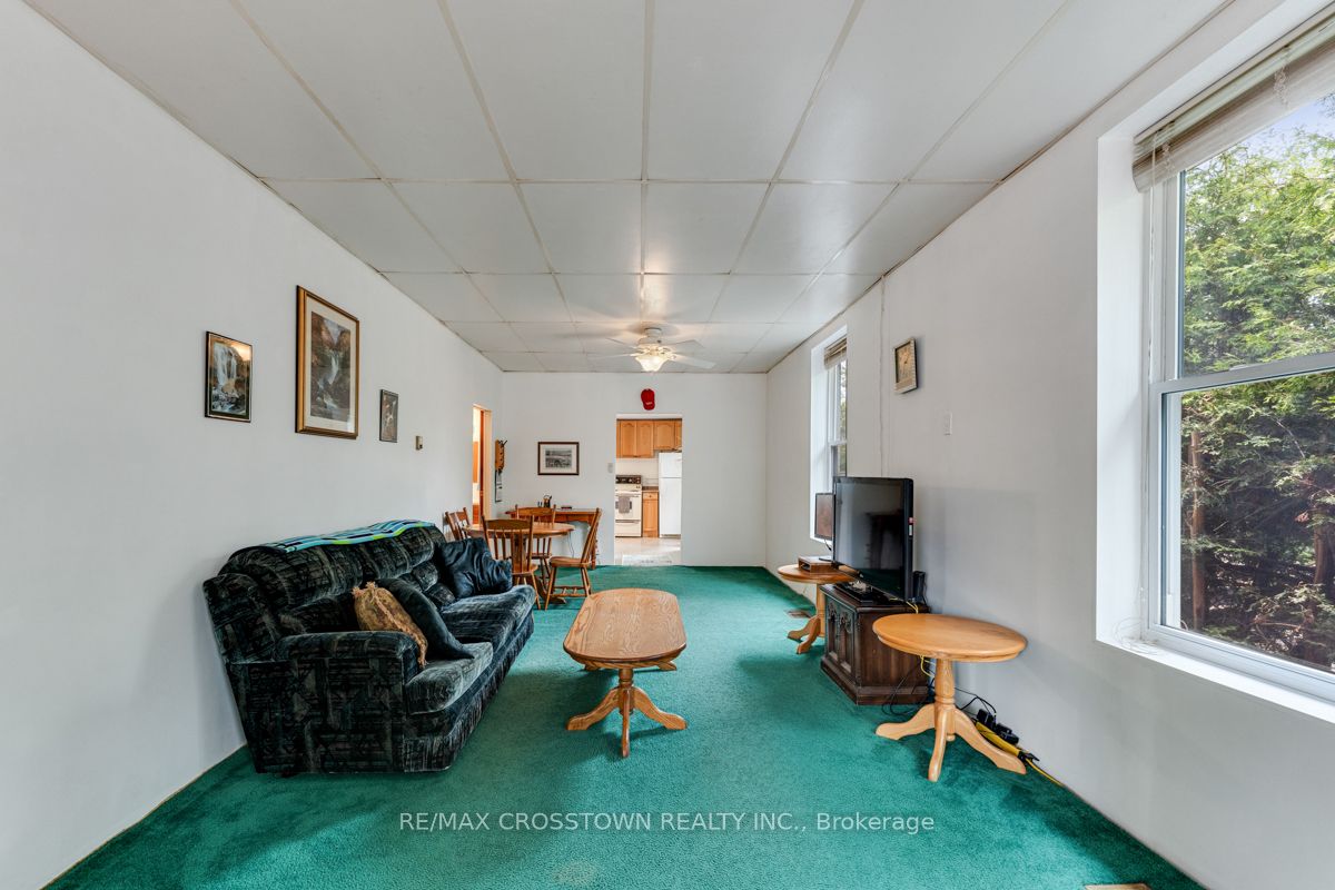 87 Wellington Street E