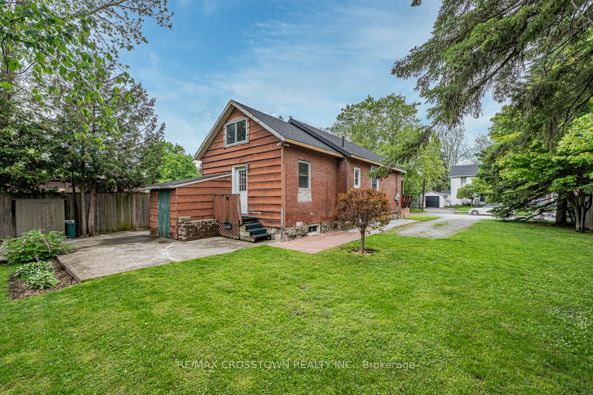 87 Wellington Street E
