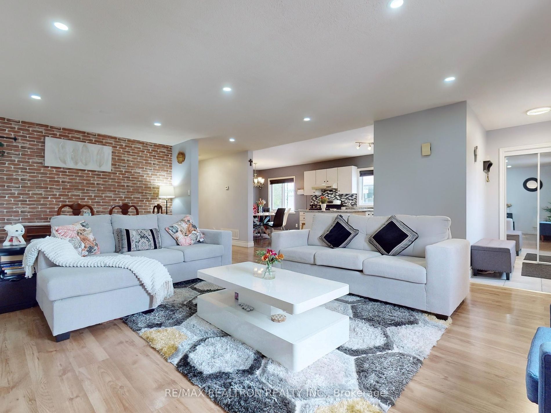 282B Brock Street W