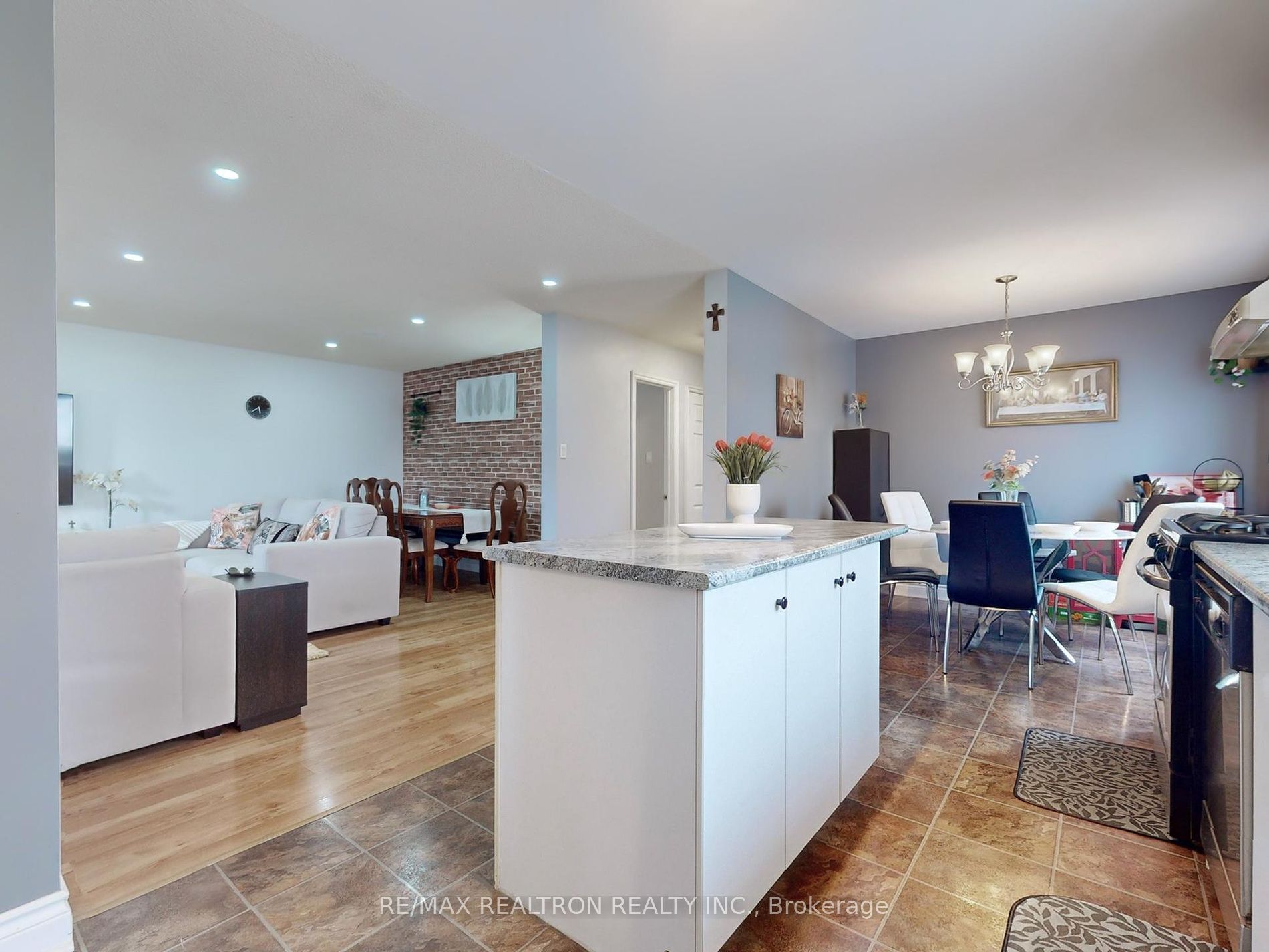 282B Brock Street W