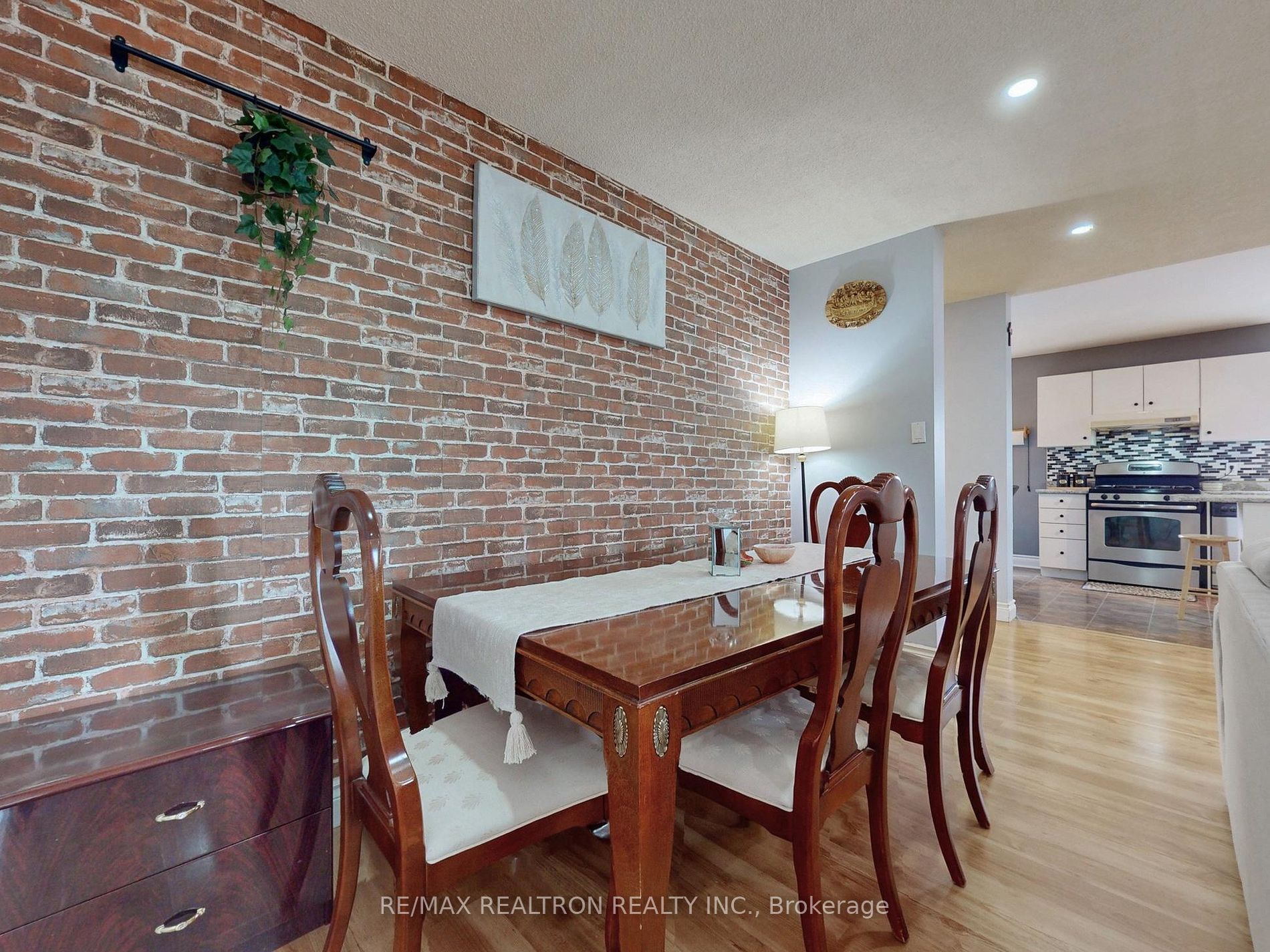 282B Brock Street W