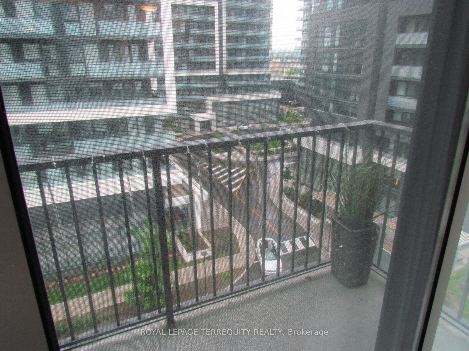 185 Oneida Crescent, #812