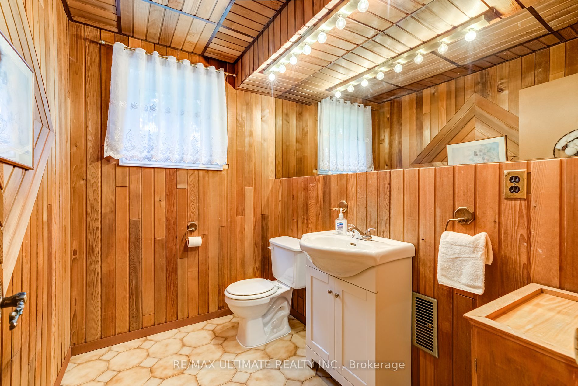 5193 Aurora Road