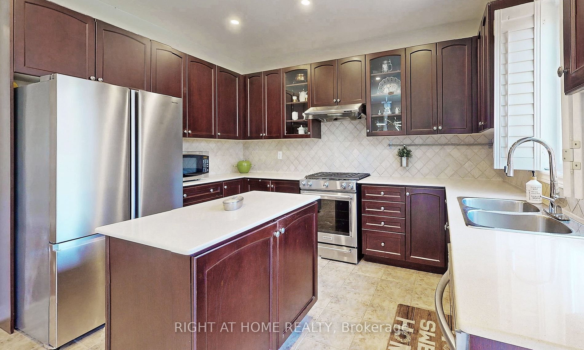 18 Halldorson Avenue