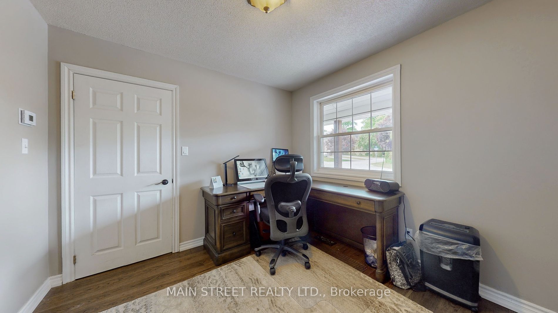 132 King St W