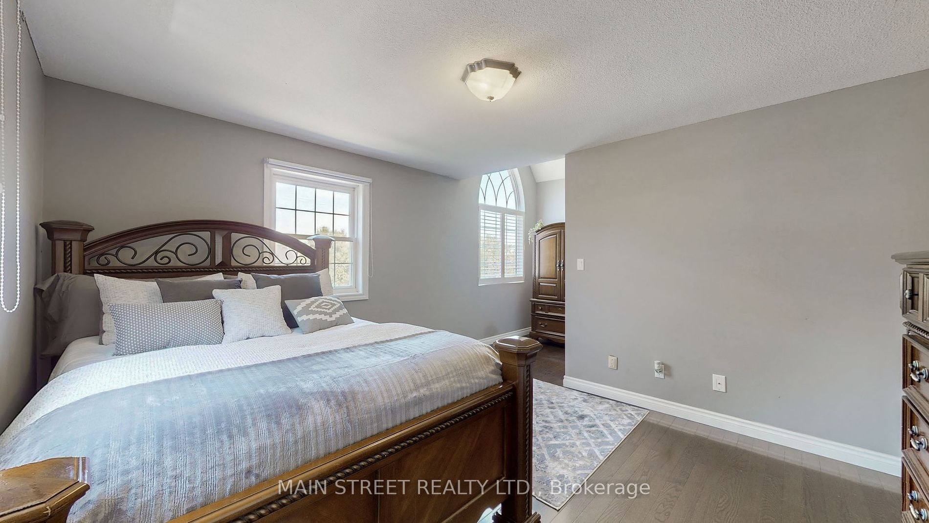 132 King St W