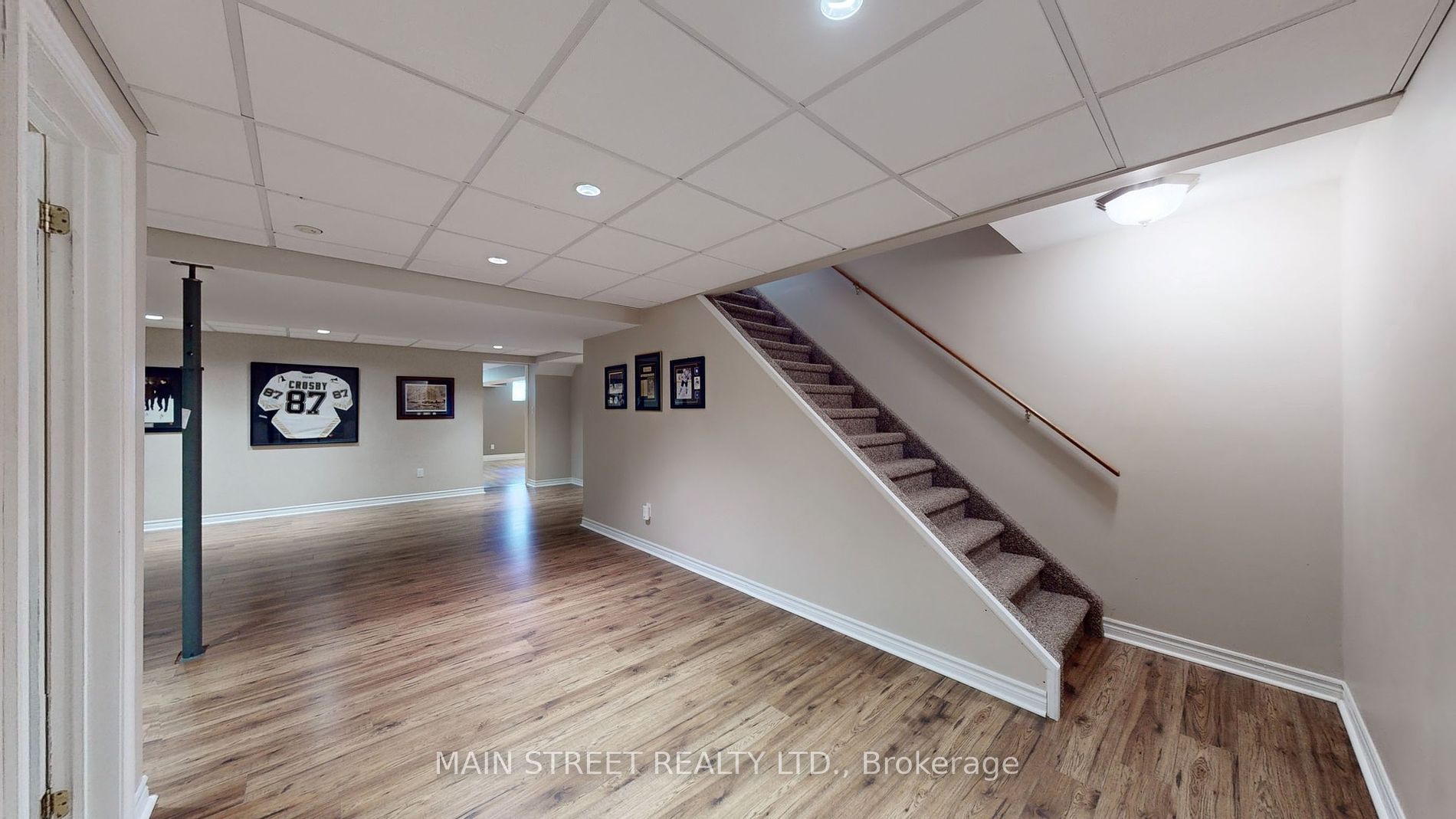 132 King St W
