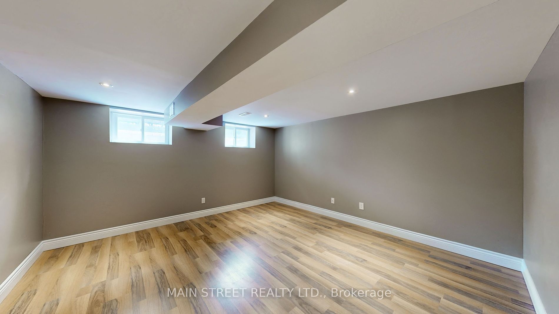 132 King St W