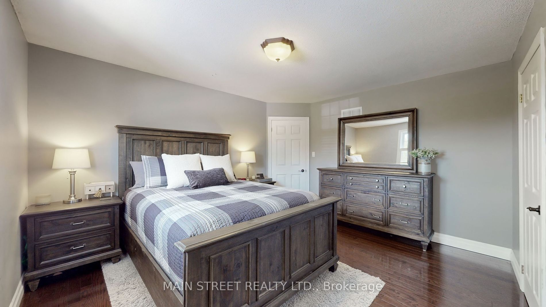 132 King St W