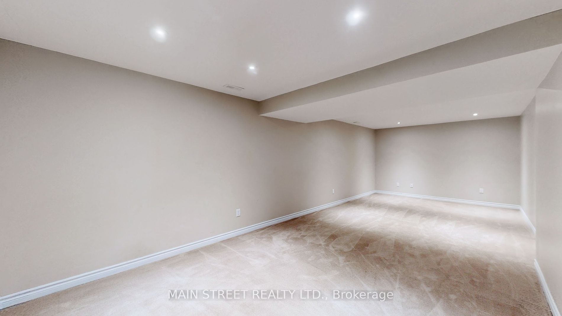 132 King St W