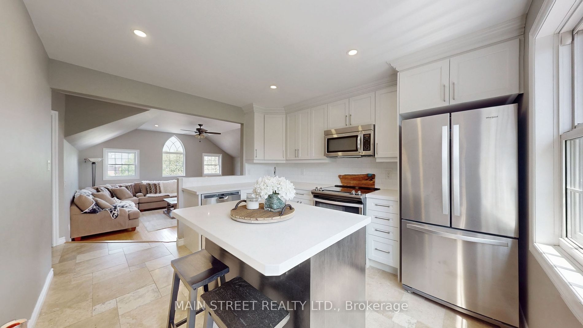 132 King St W