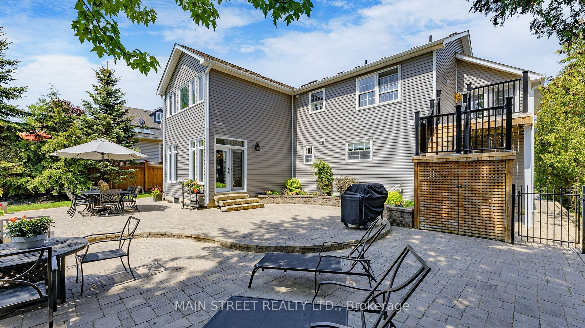 132 King St W