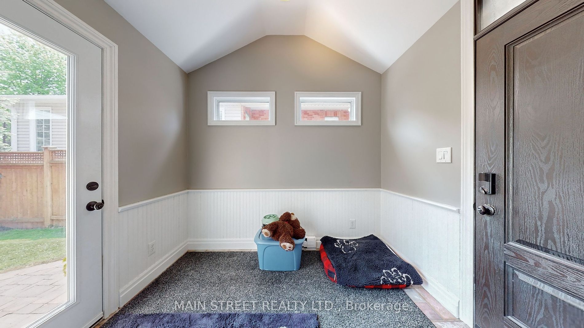 132 King St W