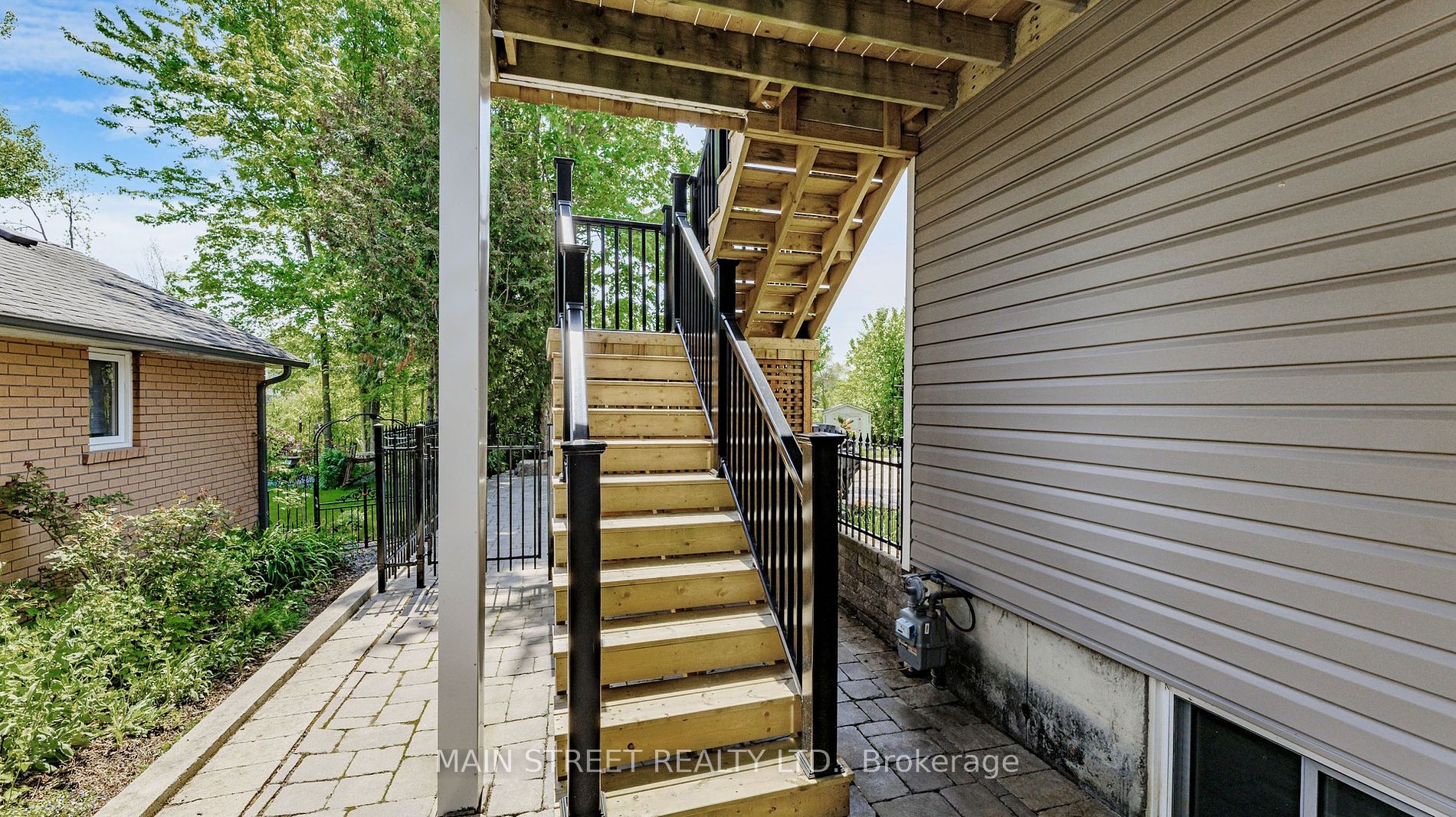 132 King St W