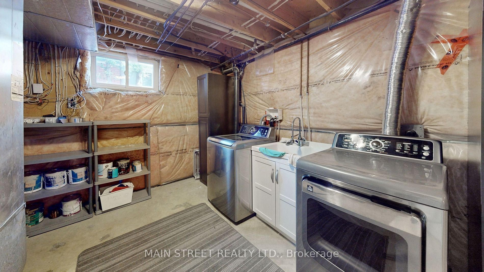 132 King St W