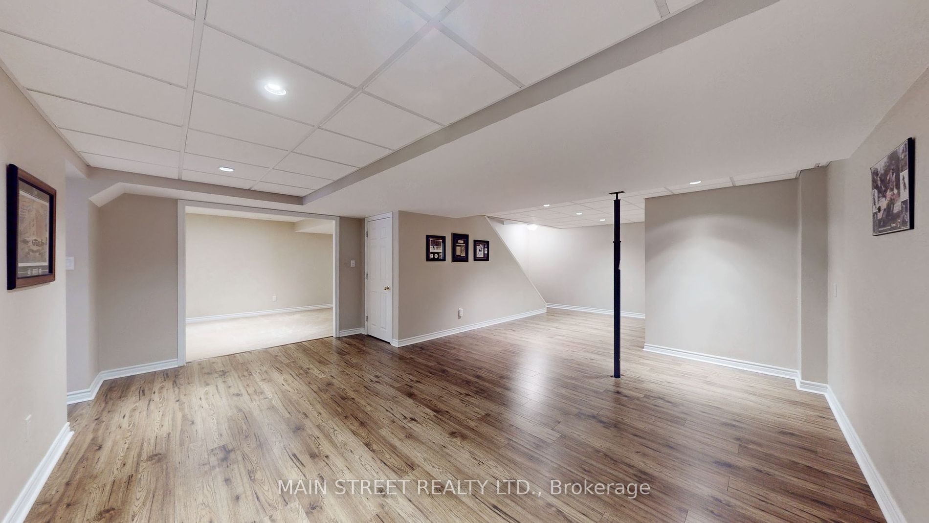 132 King St W
