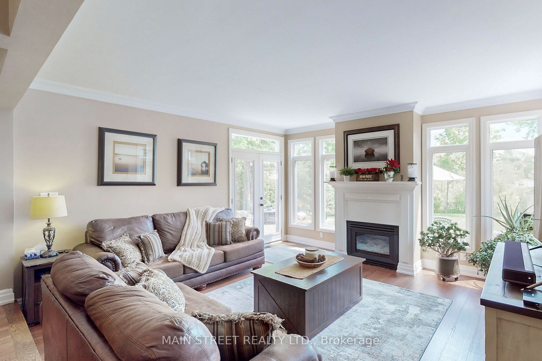 132 King St W