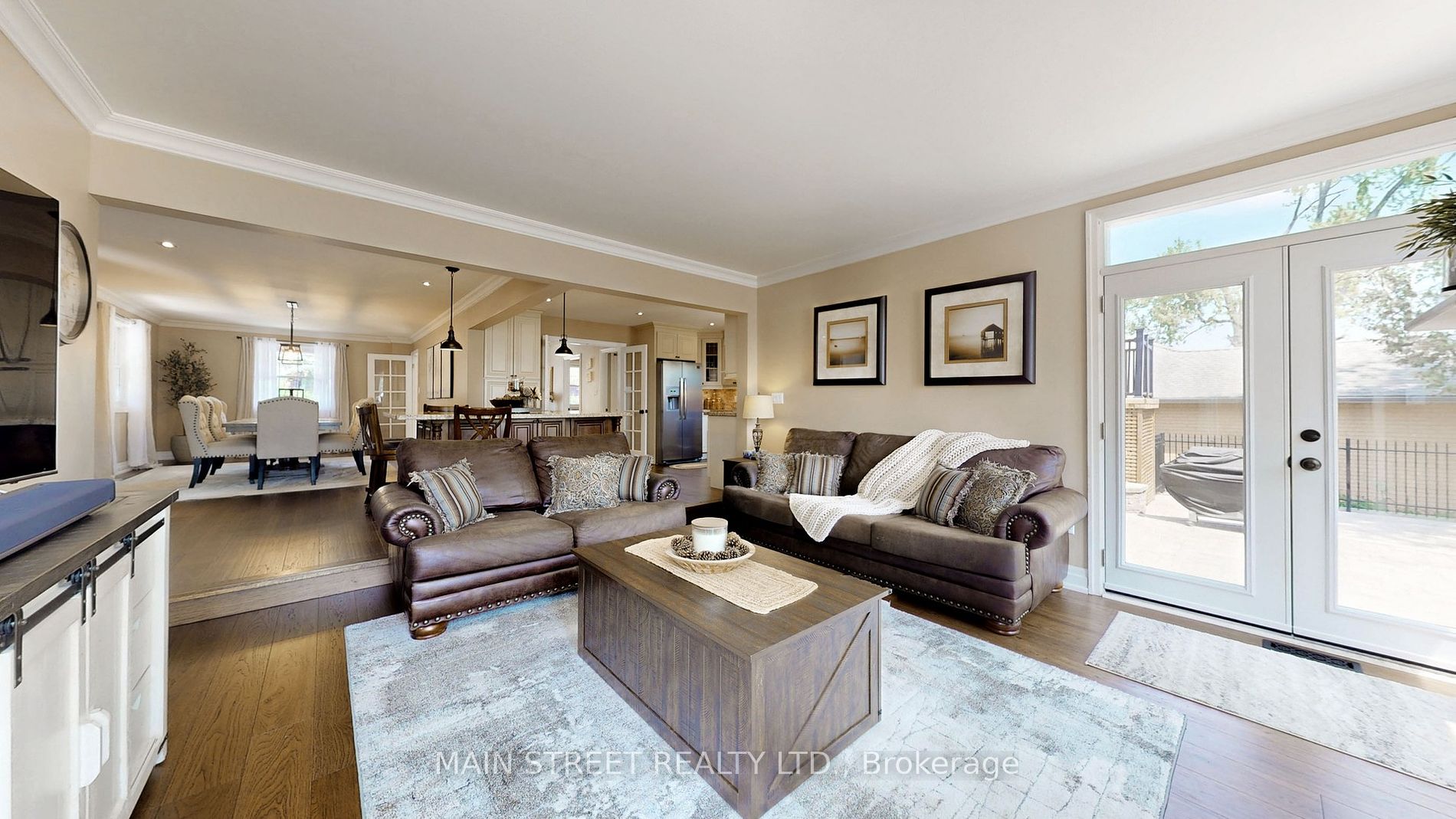132 King St W