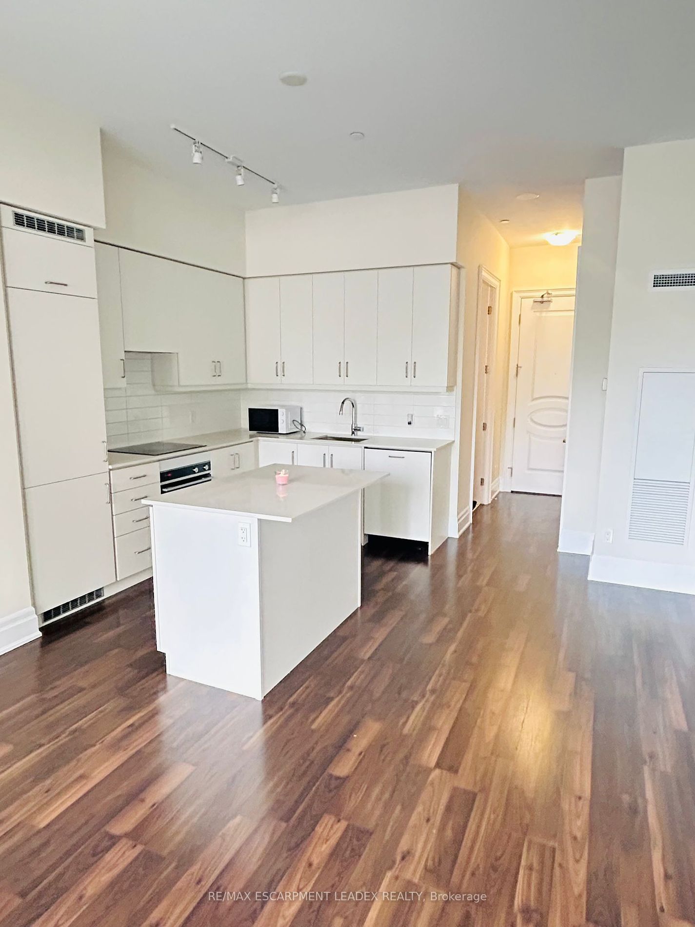 9075 Jane Street, #102