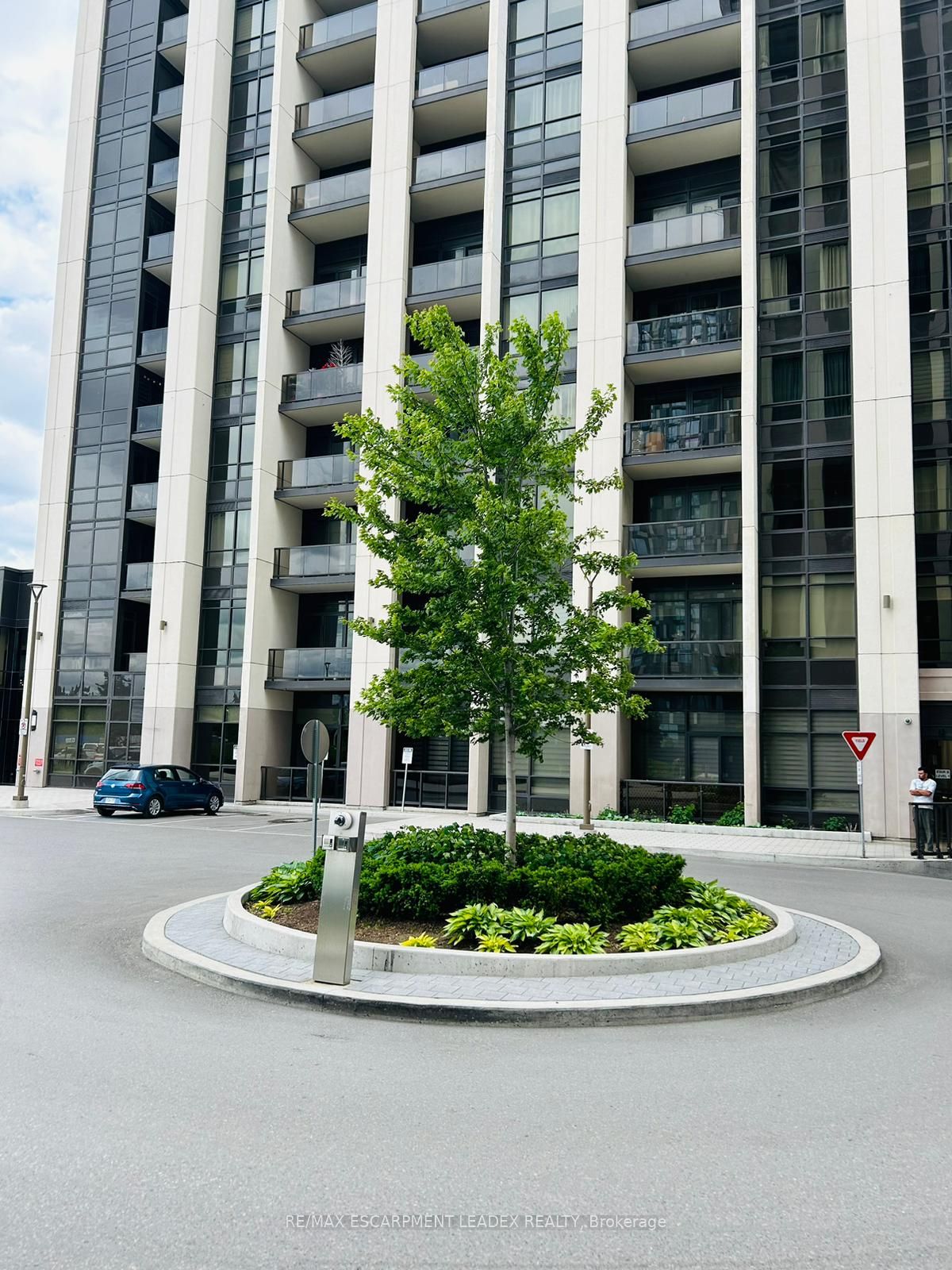 9075 Jane Street, #102