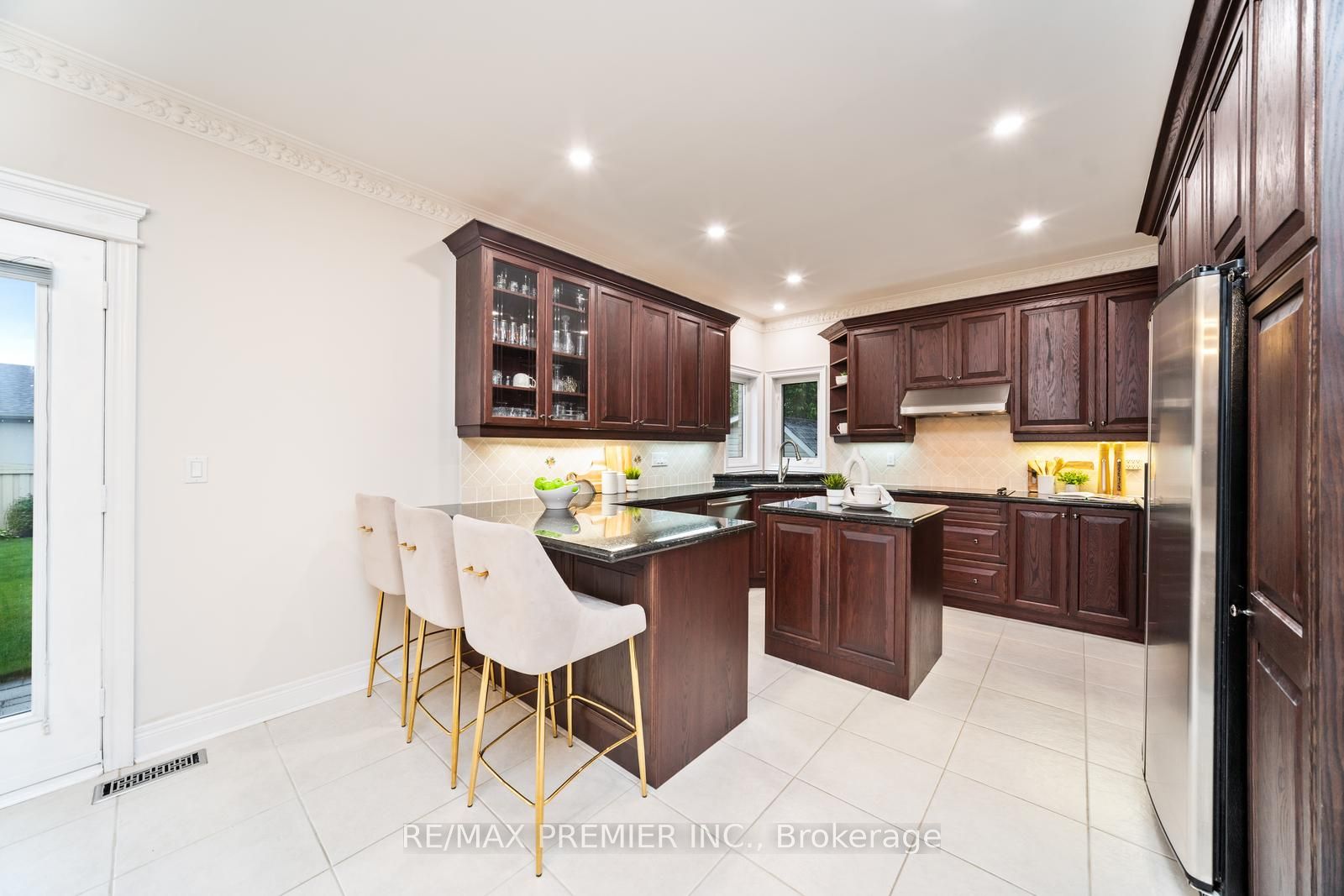 28 Babak Boulevard