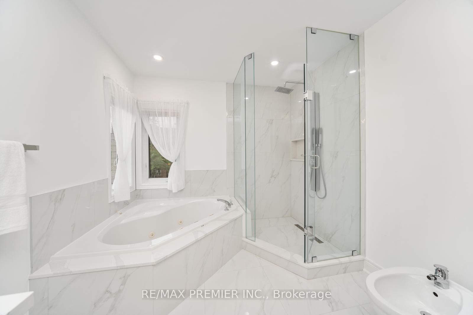 28 Babak Boulevard