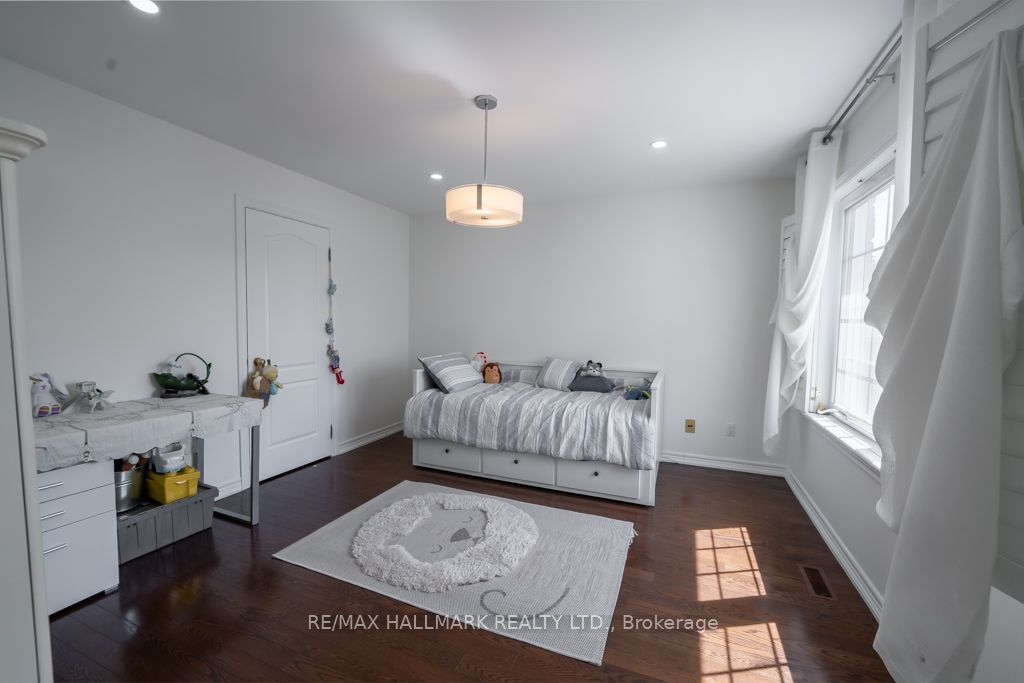 384 Kennedy St W
