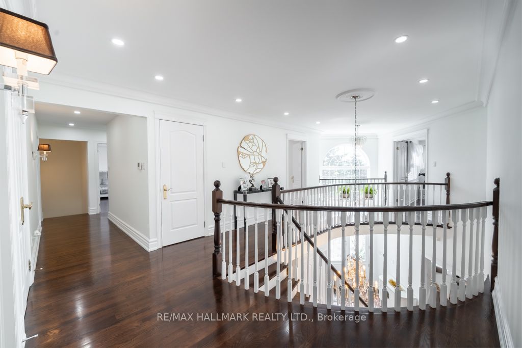 384 Kennedy St W