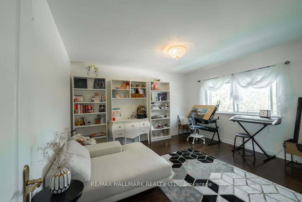384 Kennedy St W