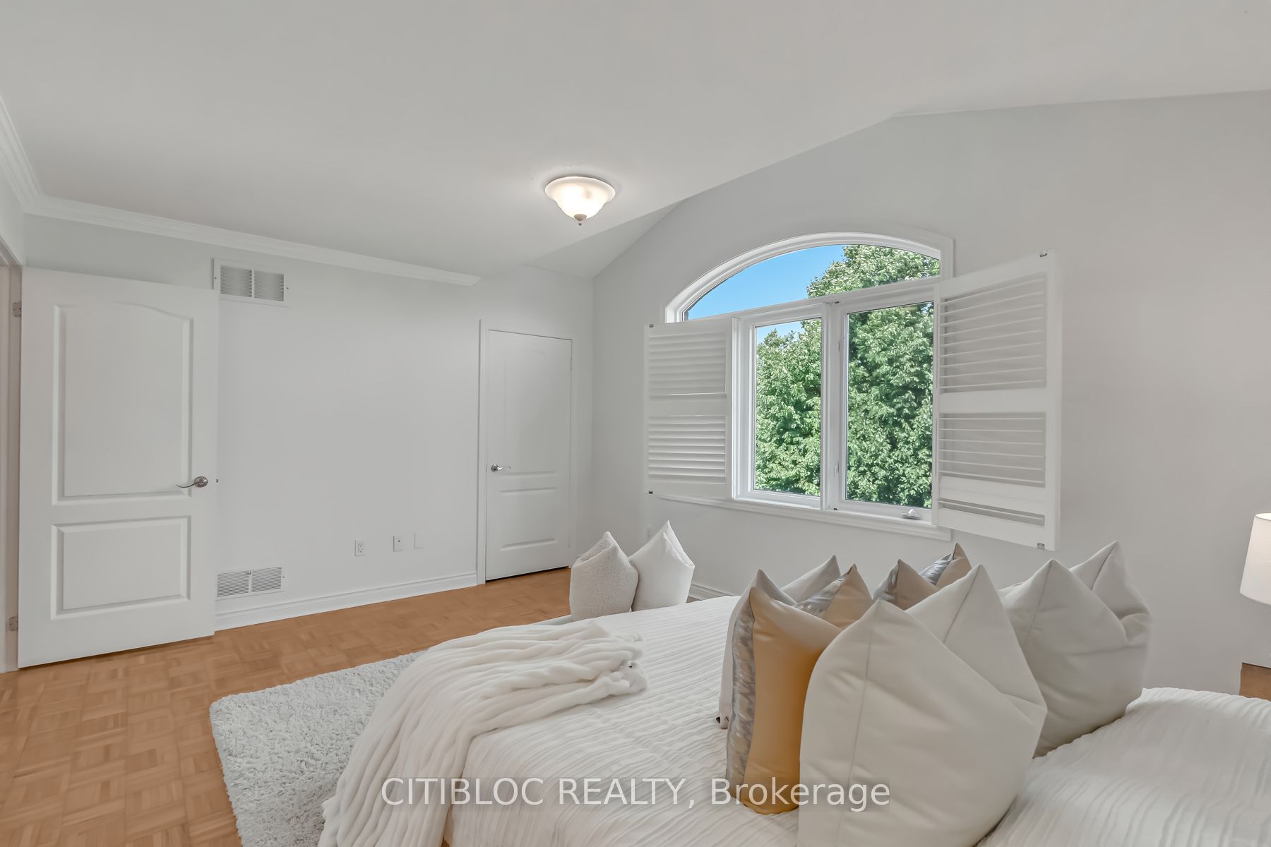 49 Queen Isabella Cres