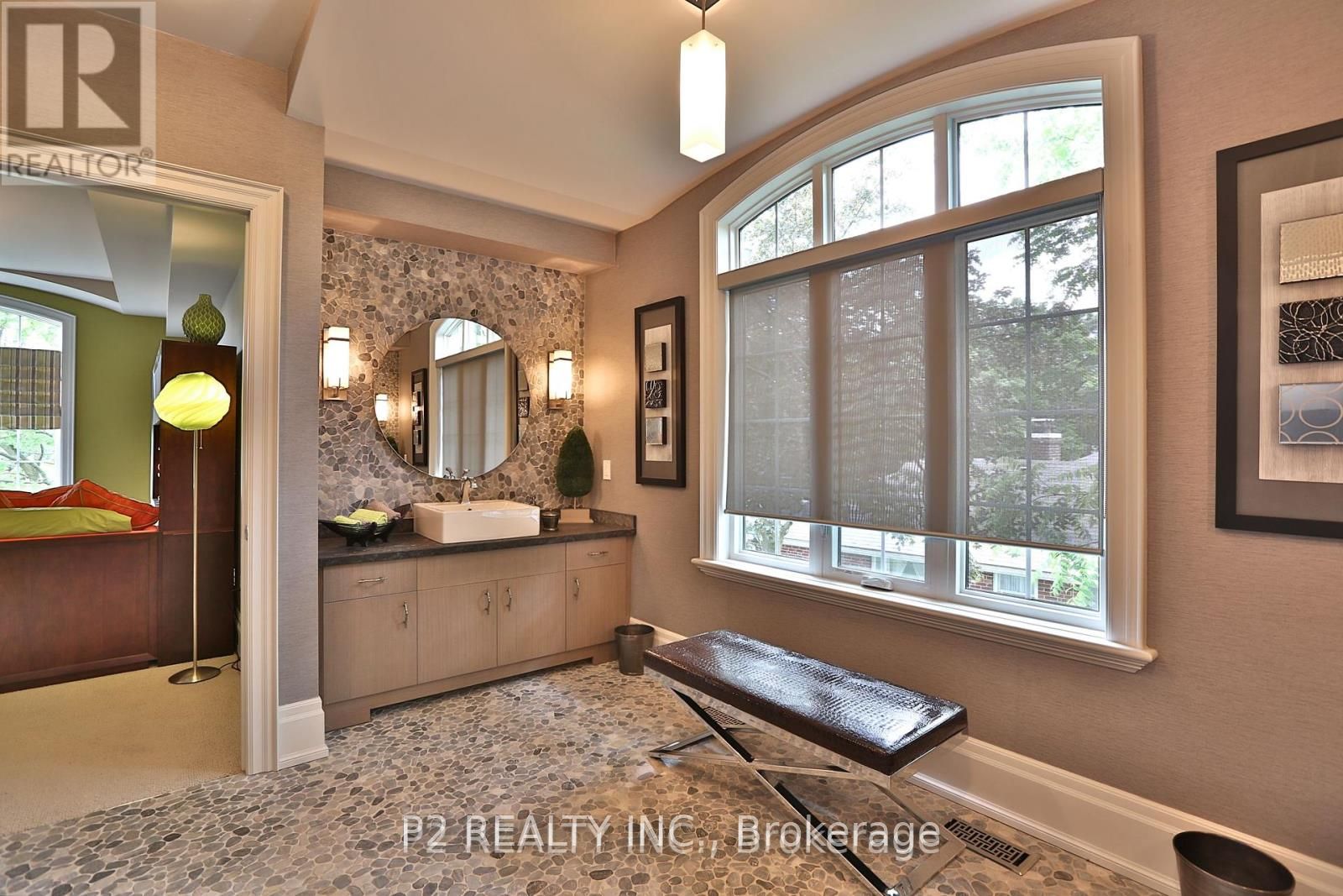 8 Thornhill Avenue