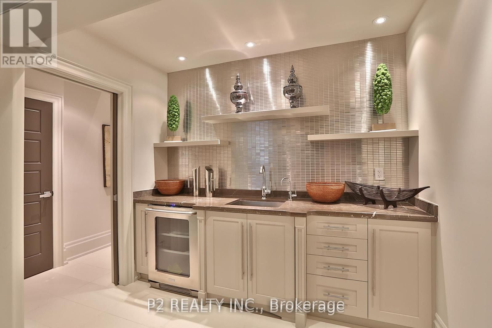 8 Thornhill Avenue