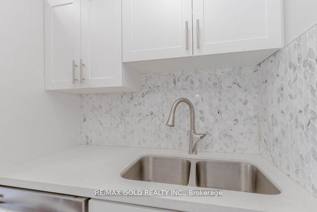 7 Townsgate Dr, #802